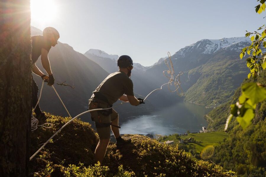 Geiranger: Rappelling tour with epic view - Price and value for a 3-hour, max-6 adventure