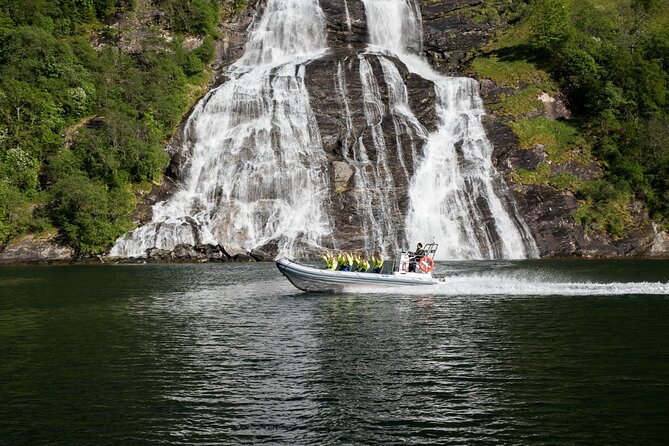 Geiranger: RIB Fjordsafari Geirangefjord - Stop 1, Seven Sisters: getting waterfall scale from sea level