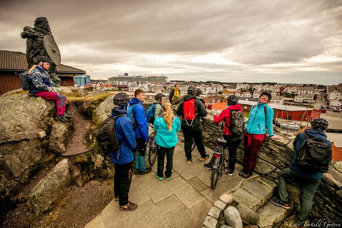 Guided EL-Bike tour in the city of Haugesund and Coastal path - Stop 2: Haraldshaugen, the National Monument, and Korsshaugen