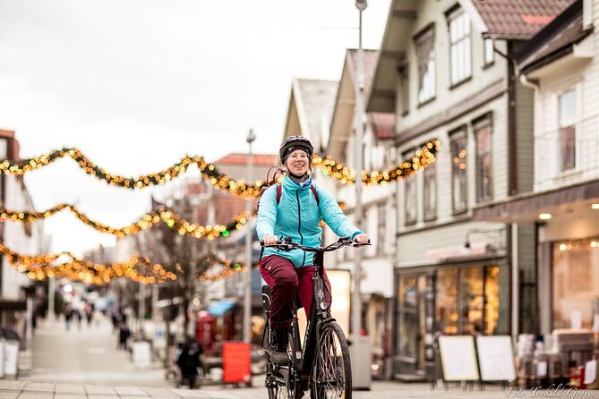 Guided EL-Bike tour in the city of Haugesund and Coastal path - Stop 1: Haugesund and the Rising Tides sculptures