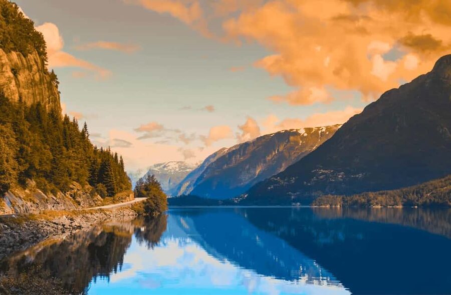Guided tour: Hardangerfjord, Waterfalls and Ferry crossing - From Bergen pickup to Trengereid views