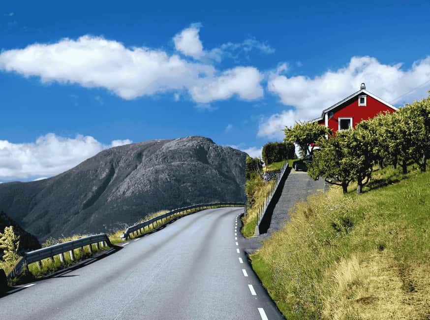 Guided tour: Hardangerfjord, Waterfalls and Ferry crossing - Kvandal ferry to Utne: the fjord view with motion