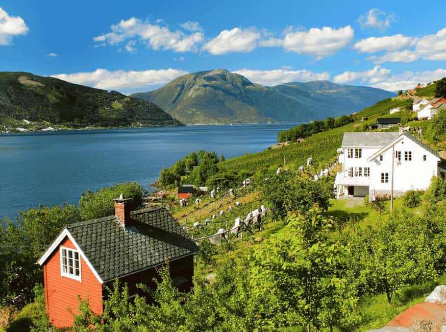 Guided tour: Hardangerfjord, Waterfalls and Ferry crossing - Utne village and the 300-year-old Utne Hotel