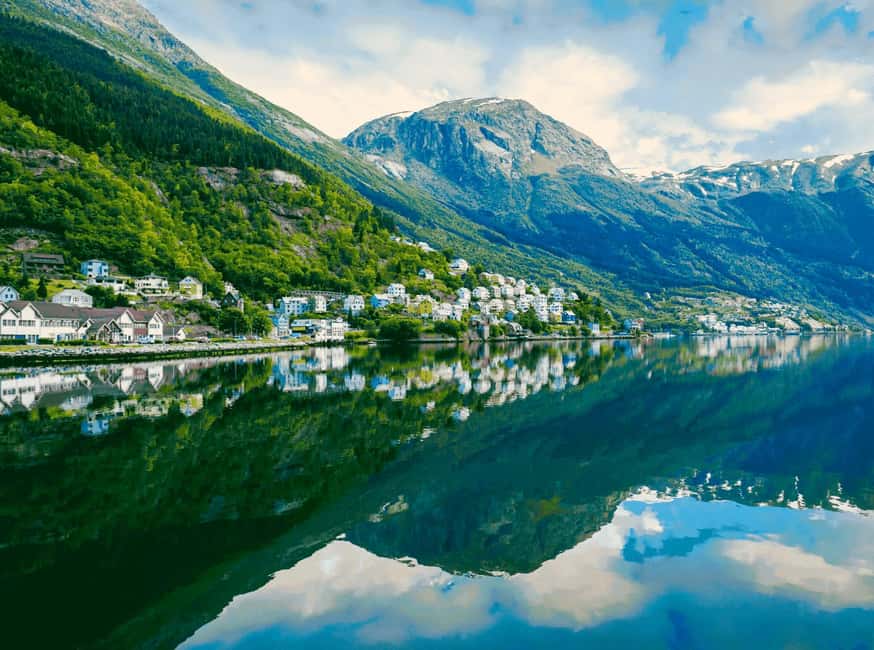 Guided tour: Hardangerfjord, Waterfalls and Ferry crossing - Mørkhølsfossen, a gentle start to waterfall country
