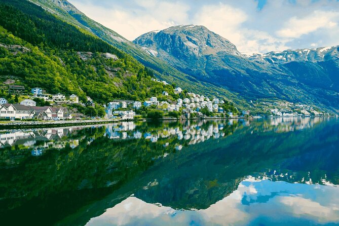 Guided tour to Hardangerfjord with Waterfalls and Ferry Crossing - From Strandkaien at 9:30, the day starts like a real route