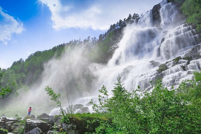 Guided Tour To Nærøyfjorden, Flåm And Stegastein - Viewpoint Cruise - Guides and pace: local storytelling that turns scenery into context
