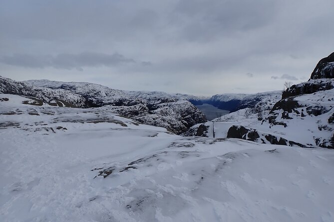 Guided winter hike to Pulpit Rock Preikestolen - Entering the Preikestolen day: early start, clear plan
