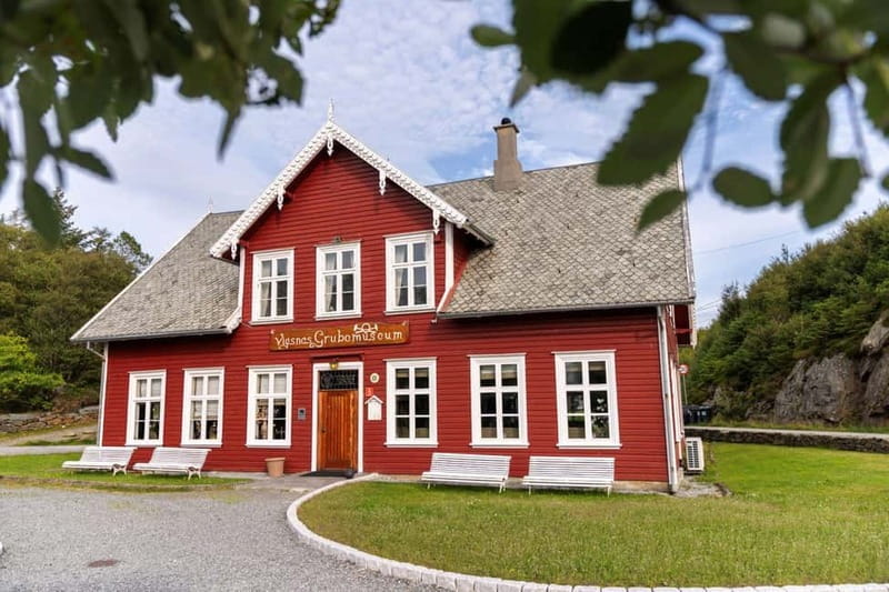 Haugesund: City Sightseeing Hop-On Hop-Off Bus Tour - The smaller stops that still help: City Hall and the second cruise return