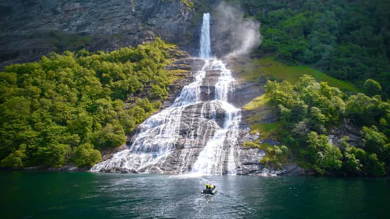 Hellesylt: Guided Geirangerfjord Boat Tour - Weather-Proof Clothing for Spray, Wind, and 75 Minutes