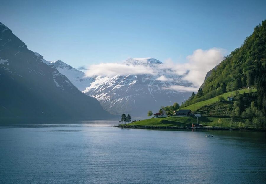 Hjørundfjord Fjord Cruise roundtrip from Ålesund - Øye stop: how to use your hour wisely