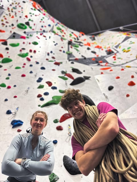 Kristiansand: Sørlandet Klatresenter Entry Ticket - Bouldering on 4.5 meter walls with mats: the no-stress way to climb