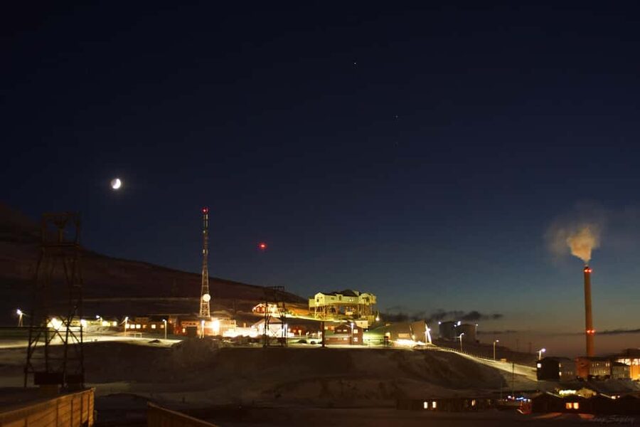 Longyearbyen: Arctic Ocean Swim, Sauna & Sightseeing - What You Do First: The 1-Hour Walk Through Longyearbyen