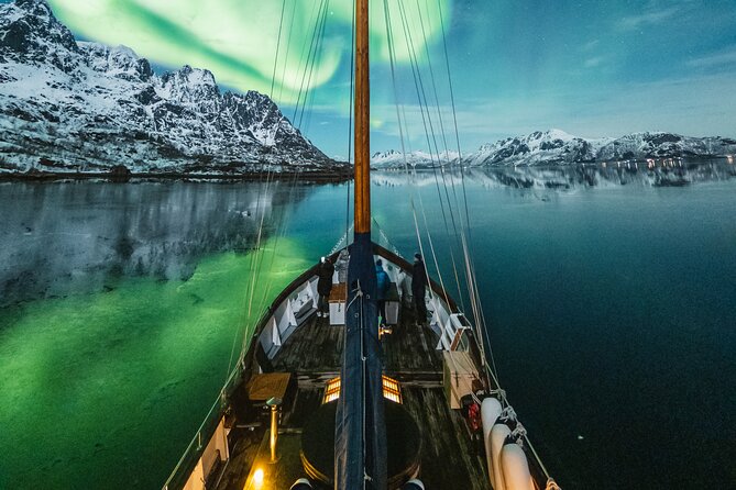Luxury Northern Lights Yacht Cruise with Hot Tub from Tromsø - The 7:00 pm departure: timing, check-in, and what to wear