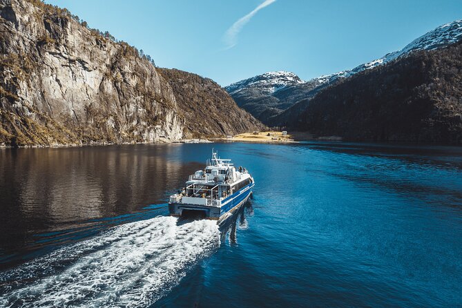 Mostraumen Fjord Cruise - the local operator - Food, Snacks, and Seasickness: My Practical Advice