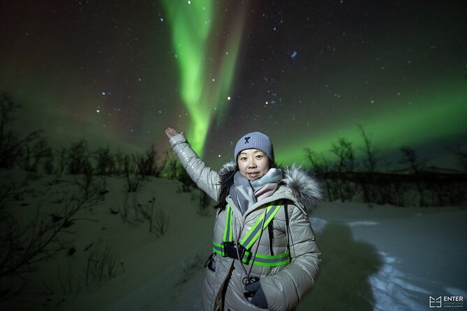 Northern Lights Guided Bus Tour with Free Photos - Tripods included: the photo benefit is real