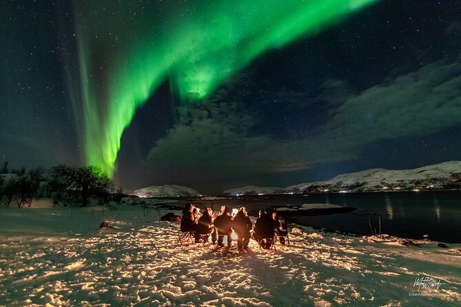 Northern Lights Minibus with Photos Dinner Warm suits - Tromsø at 6 pm, and why the timing matters