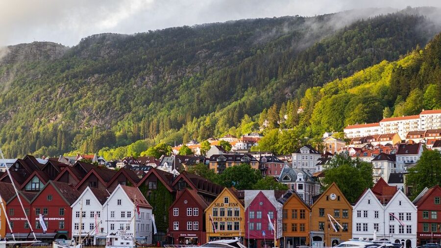 Norwegian Coastal Cities: Smartphone Audio Guide App - Trondheim’s Nidaros Cathedral, plus Bakklandet and Nedre Elvehavn