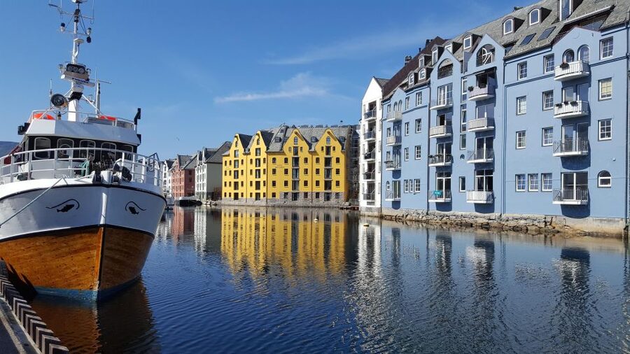 Norwegian Coastal Cities: Smartphone Audio Guide App - Bodø and Kirkenes, Hammerfest, and the far-north rhythm