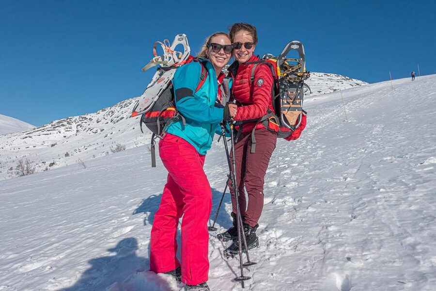 Odda: Trolltunga Winter Hike on Snowshoes - Past Trolltunga, the best moments are the route views and guide-led breaks