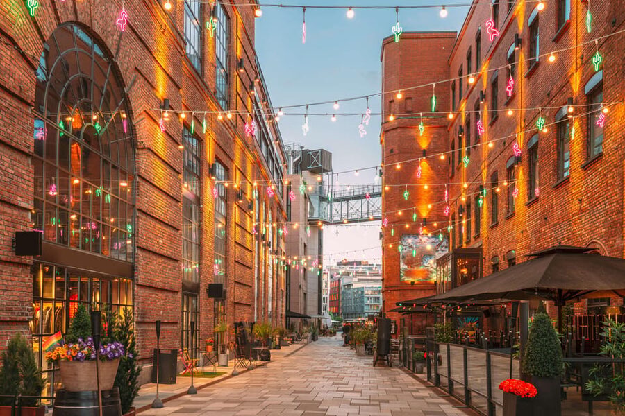 Oslo: 2-hour Christmas Private Walking Tour - City Hall, Nationaltheatret, and Karl Johans gate: major Oslo, decorated