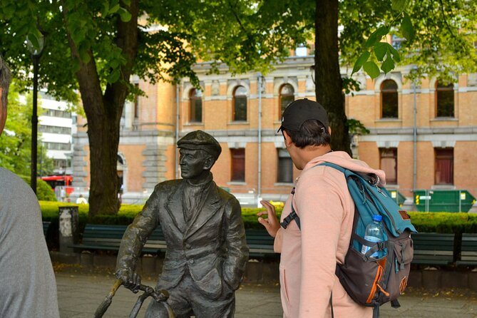 Oslo city center Tour - Gunnar Sønsteby and Nationaltheatret, where courage and culture meet