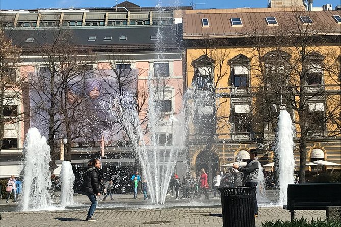 Oslo easy walk - Central Station Ø, Tiger Sculpture, and a smart switch in scenery