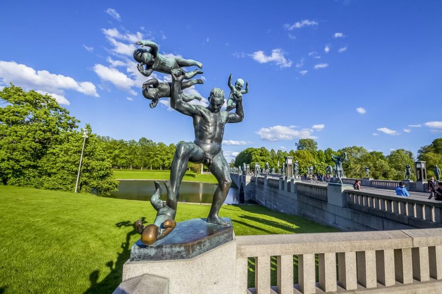 Oslo: Grand City Sightseeing Tour by Bus with Fjord Cruise - Meeting at Haakon VII’s gate 1, and how the morning flows