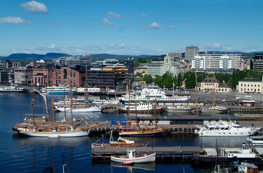 Oslo: Private City Center Highlights Guided Walking Tour - Tjuvholmen: a foodie walk with art around every corner