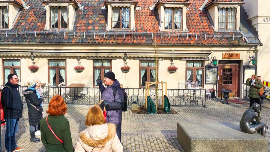 Oslo: Small Group History, Art & Secrets Tour - Norwegian National Theater and Karl Johans Gate, classic central Oslo in 15 minutes at a time
