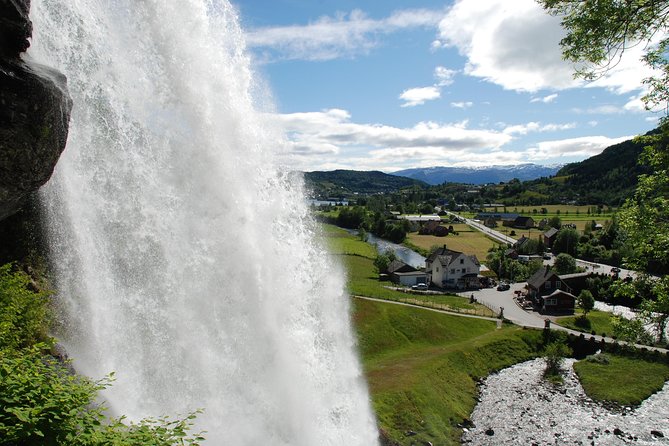 PRIVATE GUIDED TOUR: Folgefonna Glacier & Bondhus Valley from Bergen, 10 hours - Bondhus Valley: the hike that turns the day from sighting to experience