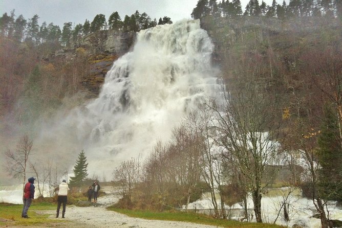 PRIVATE GUIDED TOUR: Norway's Highlights – Viking Special, 11-12 hours – WINTER - Voss and Tvindefossen: the short stops that make the waterfalls count