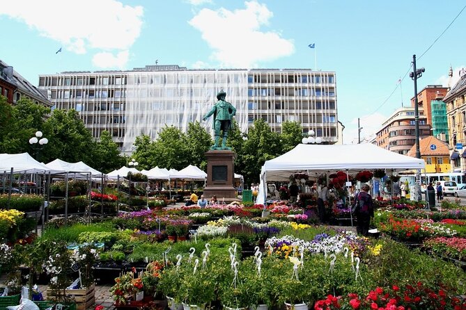 Private Oslo Tour with a Local, Highlights & Hidden Gems, 100% Personalised - Setting the tone at Vigeland Park and getting art you can walk among
