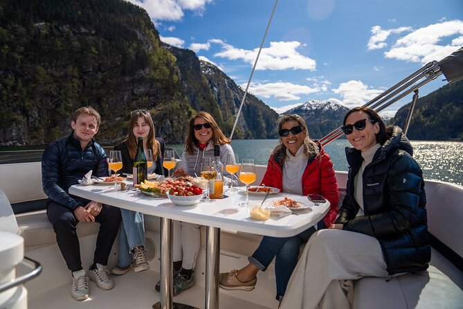 Private yacht Cruise in Flåm and Gudvangen, Nærøyfjord - Private yacht cruise on Flåm and Gudvangen: what it really feels like