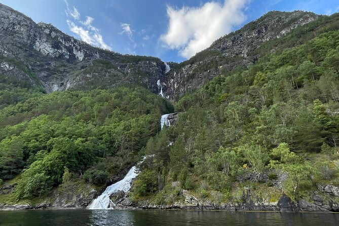 Private yacht Cruise in Flåm and Gudvangen, Nærøyfjord - Gudvangen break, lunch choice, and Njardarheimr (Viking Valley) time