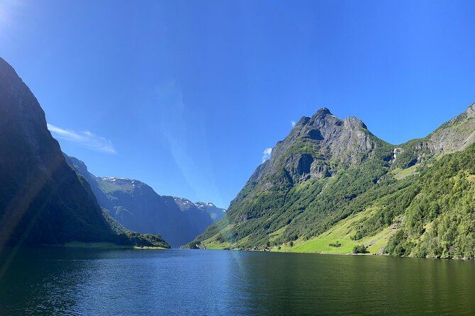 Private yacht Cruise in Flåm and Gudvangen, Nærøyfjord - Aboard the yacht: snacks, drinks, and the calm of having no schedule fights