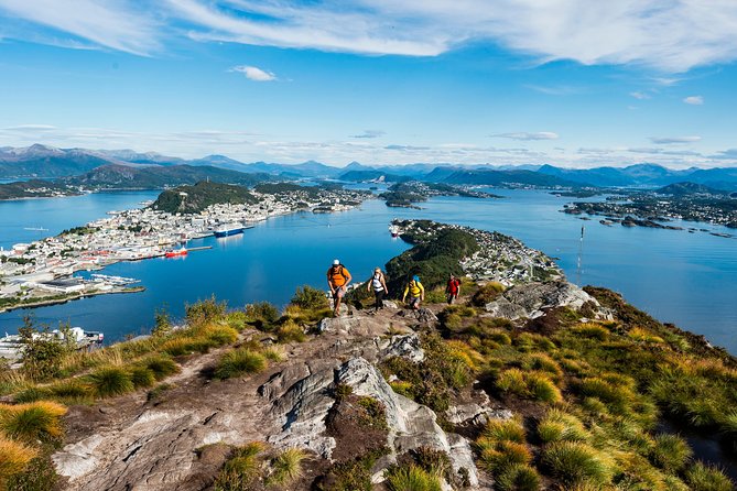 Seakayak And Hike in Ålesund - Kayaking through Brosundet, then crossing Aspevågen