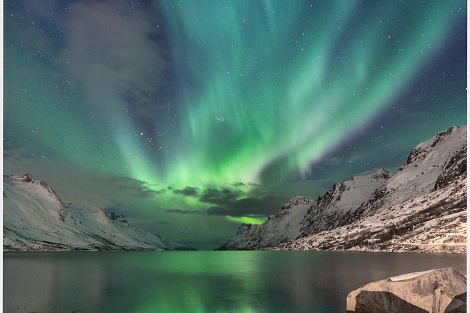 Small group Aurora Chases - When the Sky becomes Magic - Key Things That Make This Aurora Chase Work