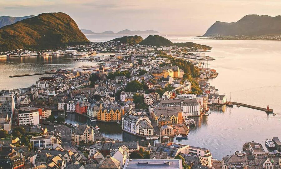 Small Group Tour in Ålesund: Art Nouveau, Sea Views & Insider Tips - The post-1904 rebuild, seen on Kongens gate like a timeline