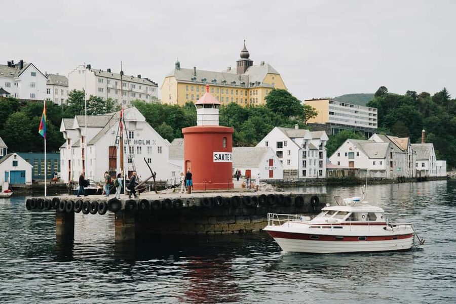 Small Group Tour in Ålesund: Art Nouveau, Sea Views & Insider Tips - Museums-parken photo stop and city details you might miss