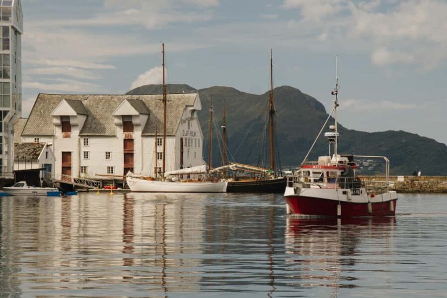 Small Group Tour in Ålesund: Art Nouveau, Sea Views & Insider Tips - Fiskergutten to Apotekertorget, then along the harbor edges