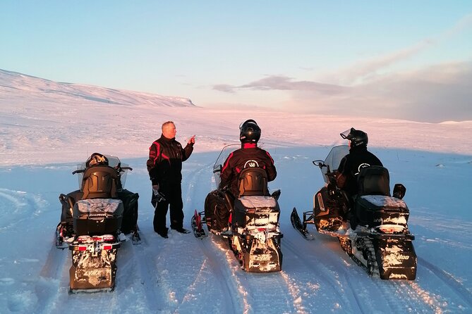 Snowmobile safari in the mountain plateau of Finnmarksvidda - Driving or Riding: License Rules and How the Setup Works