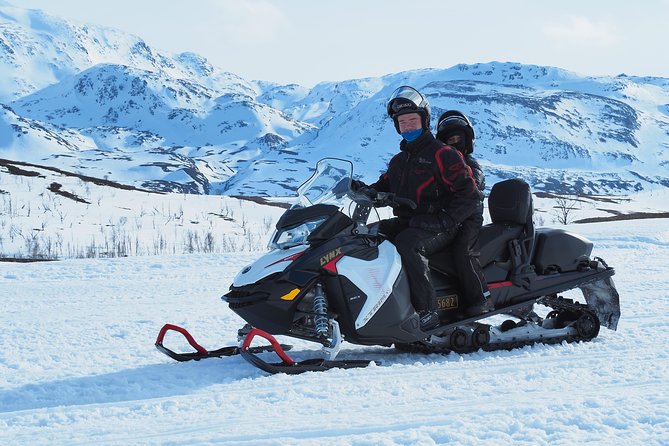 Snowmobile safari in the mountain plateau of Finnmarksvidda - The Stops That Make It More Than a Ride: Photos, Breaks, and Sami Context