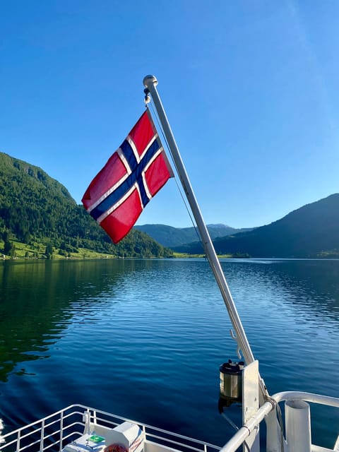Sogndal: Cozy evening Cruise. Boat tour - The exact route: Barsnesfjord to Årøy River, then back
