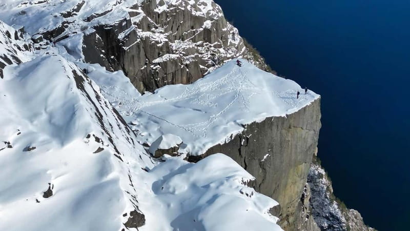 Stavanger: Hiking to world famous Pulpit Rock - The second climb and the cliff approach: watch your footing