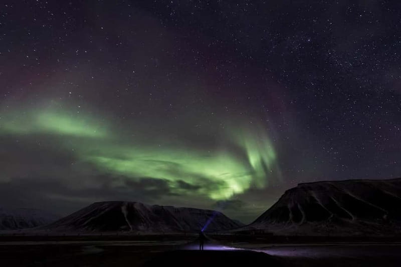 Svalbard: Northern Lights Photography Tour with local expert - Svalbard aurora conditions: why this place feels different
