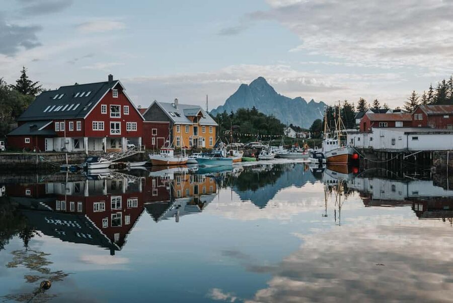 Svolvær: Lofoten Scenic Sightseeing Tour: Half day tour - Kabelvåg Church, Old Settlement Streets, and Maritime Lofoten Roots