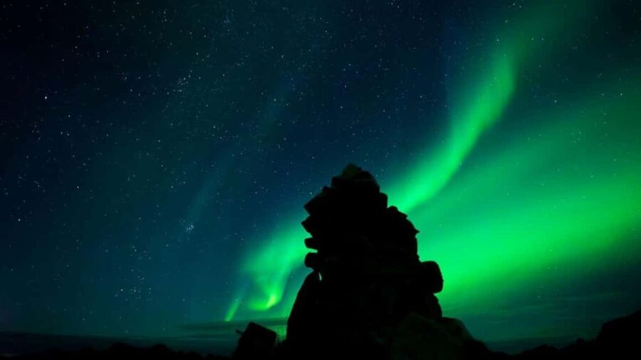 Svolvær: Northern Lights Tour with Hot Drinks & Photos - The Henningsvær Stop: Why You Visit Before the Lights