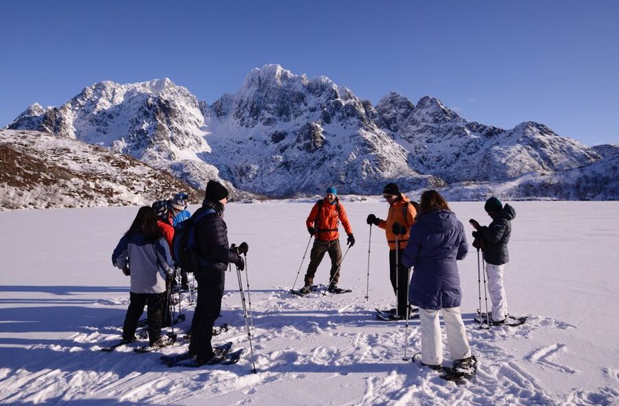 Svolvær: Snowshoe Nature Explorer - The minibus ride that saves energy in winter