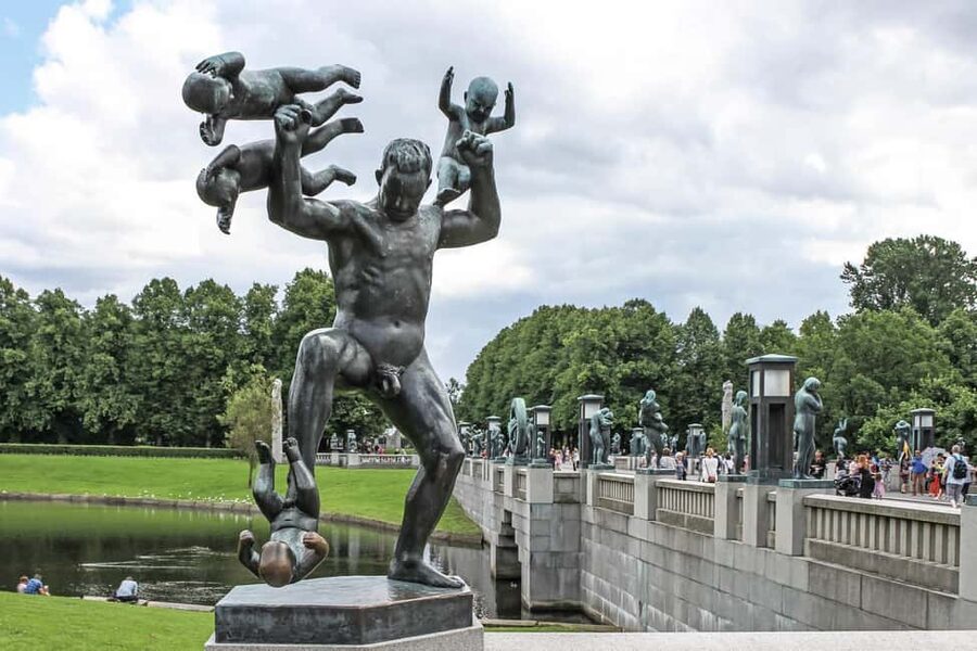 The Vigeland Park Walk with a Local in Oslo - Frogner Park guided stroll: how the setting helps you understand the art