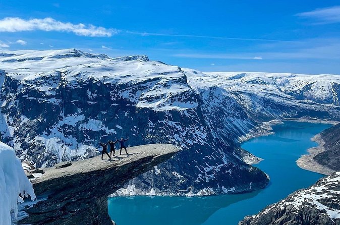 Trolltunga Winter Day Hike - Lunch, snacks, and the warm break that keeps the day fun
